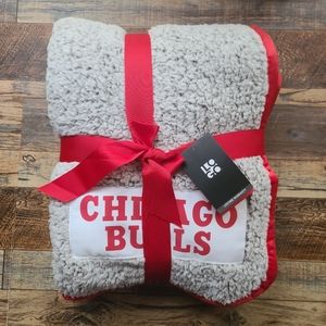Chicago Bulls Frosty Fleece Blanket NCAA Logo Brand Brand New W/ Red Bow 50"×60"